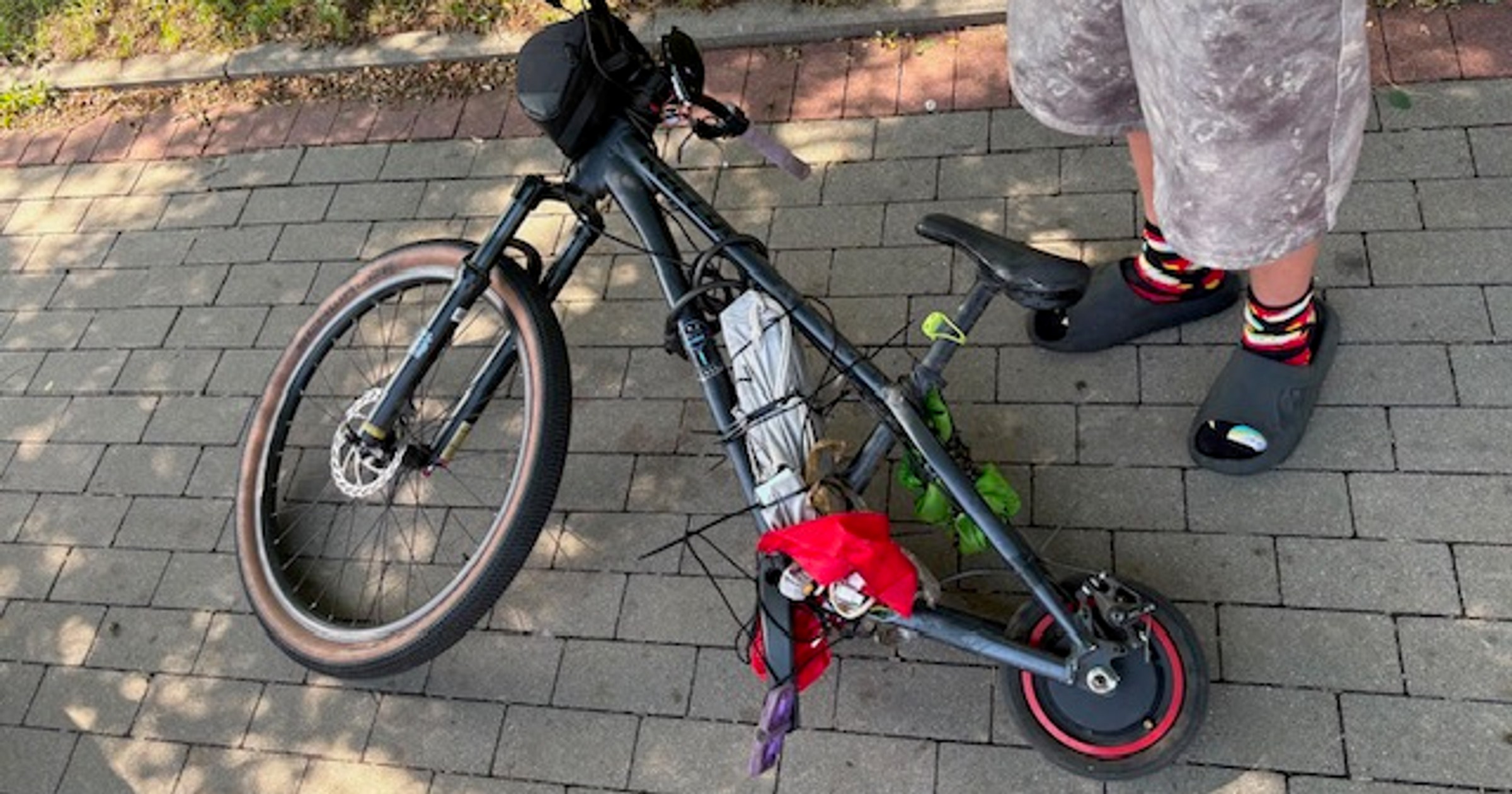 Rower połączony z hulajnogą elektryczną