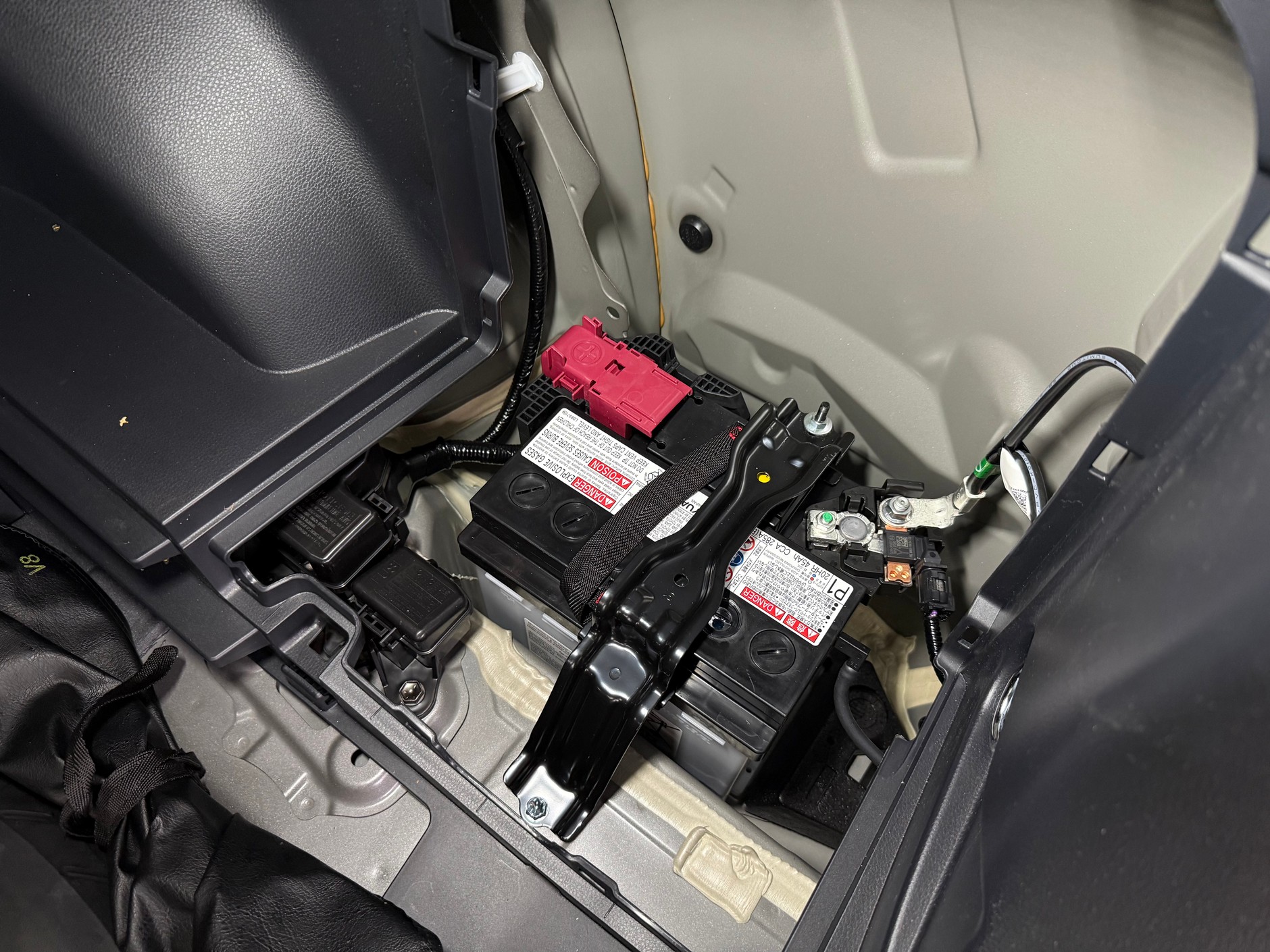 Akumulator samochodu może być ukryty głęboko – np. pod wieloczęściową osłoną w bagażniku. Warto upewnić się o tym wcześniej, by nie szukać go rozpaczliwie, będąc w stresie