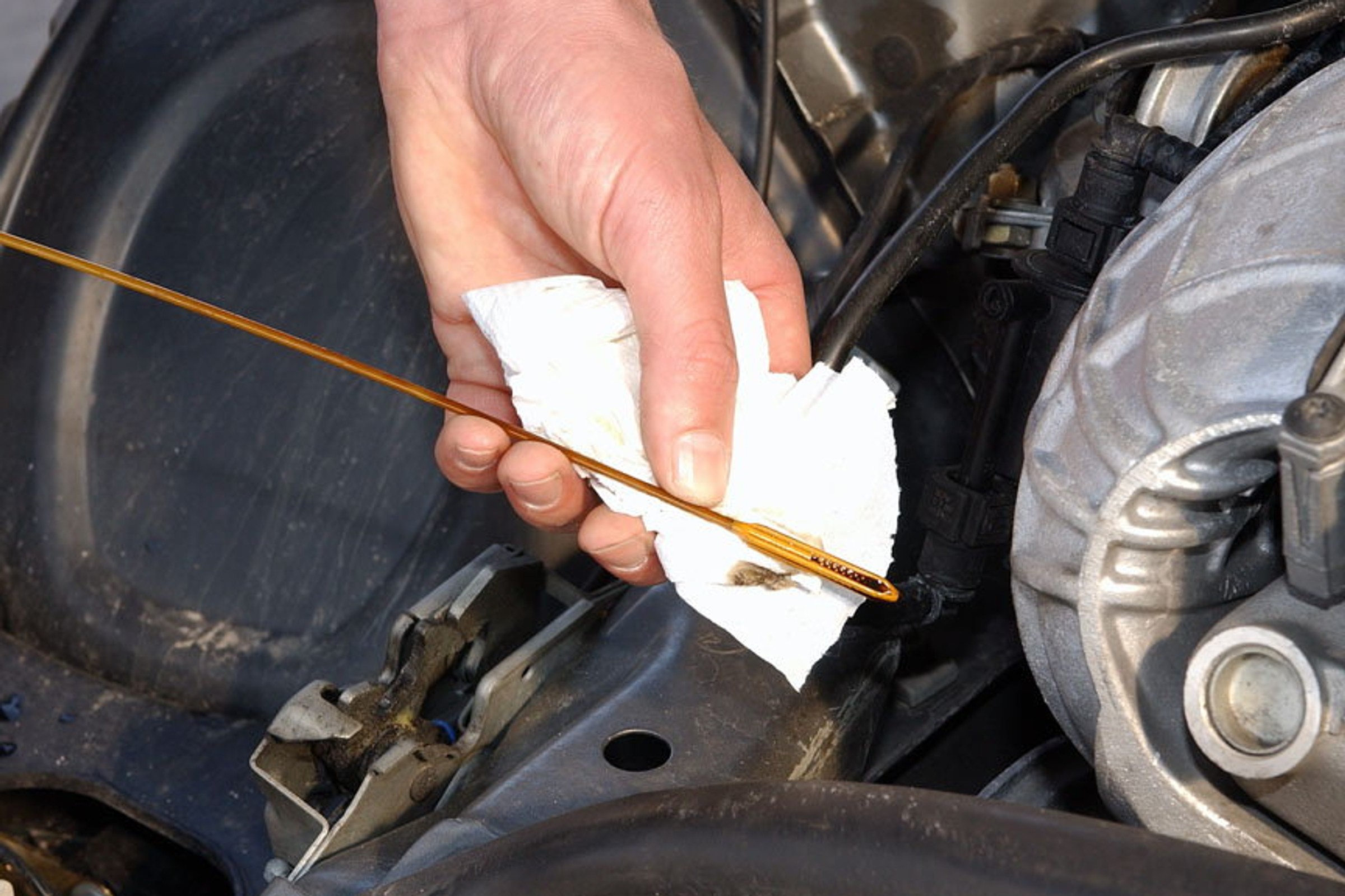 Zbyt duża ilości oleju może poważnie uszkodzić silnik. Co z tym zrobić?