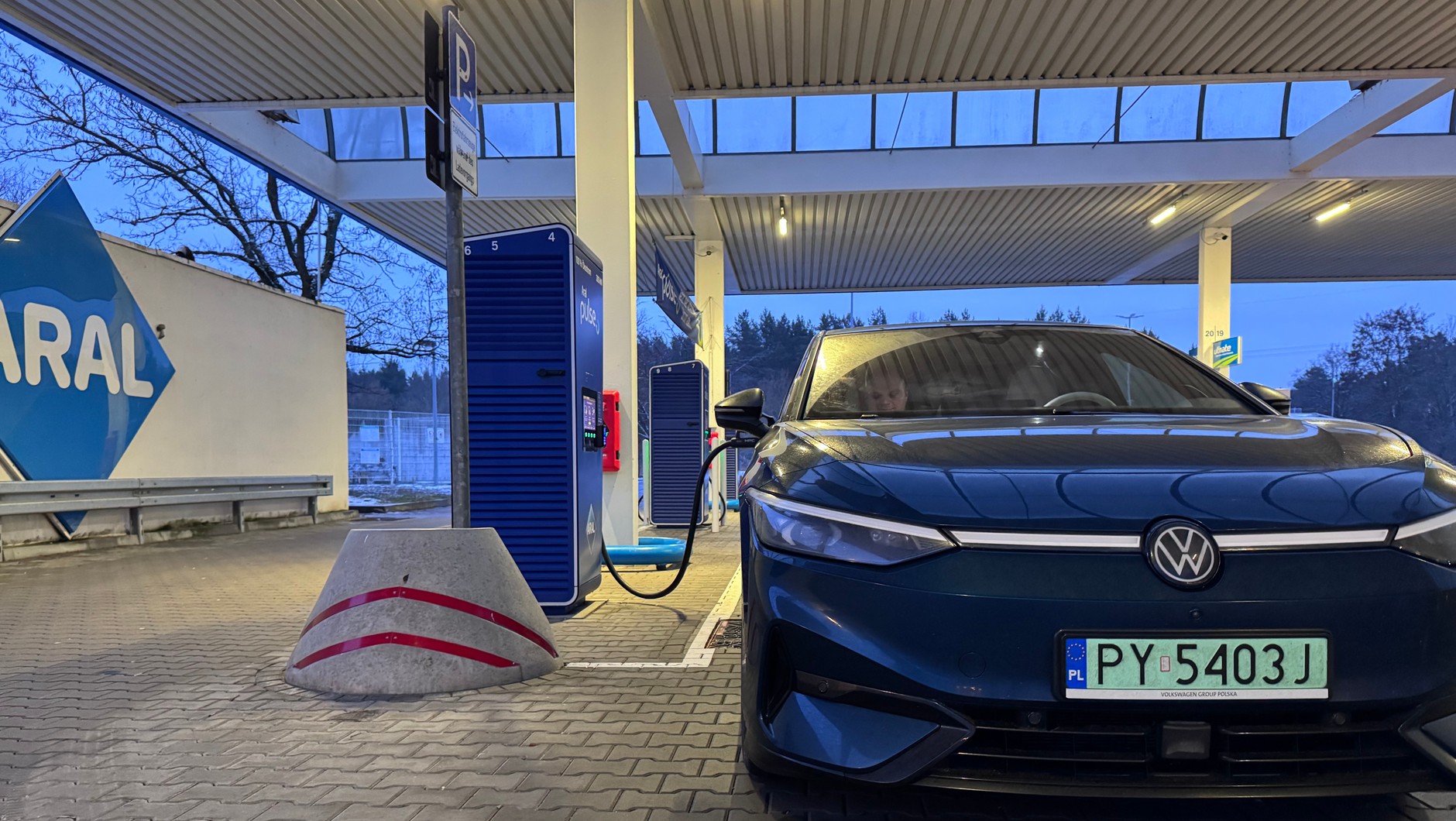 Volkswagen ID.7 podczas ładowania w Niemczech