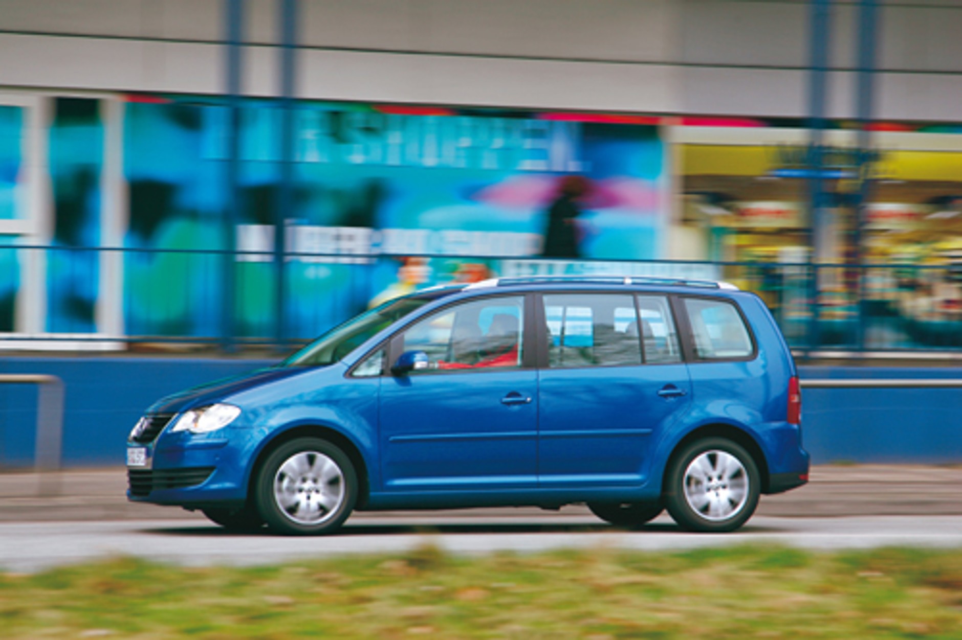 Cztery minivany z silnikami diesla