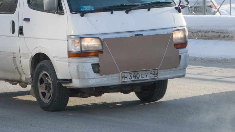 Chłodnica samochodu zasłonięta kartonem