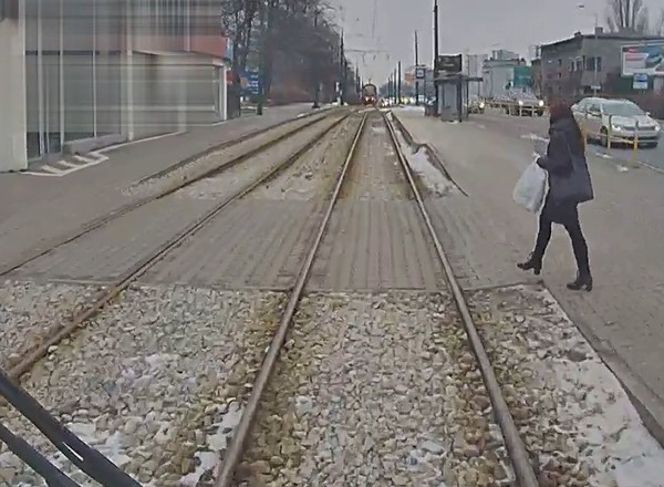 Weszła prosto pod jadący tramwaj. Motorniczy awaryjnie zahamował [WIDEO]