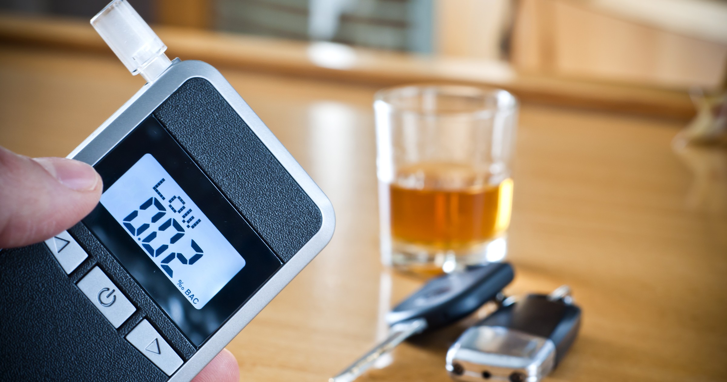 Jazda w stanie nietrzeźwości to przestępstwo. Lepiej dmuchać na zimne