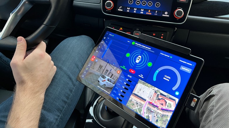 W Warszawie ulice stołecznej strefy płatnego parkowania patroluje dziewięć elektrycznych Nissanów Leafów