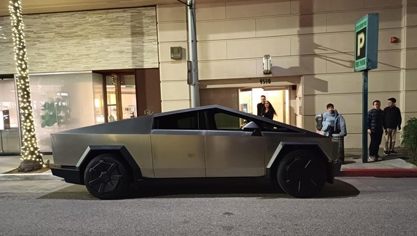 Dobrze, że Tesla Cybertruck jest niedostępna w Polsce. Znowu tysiące egzemplarzy wycofanych z rynku