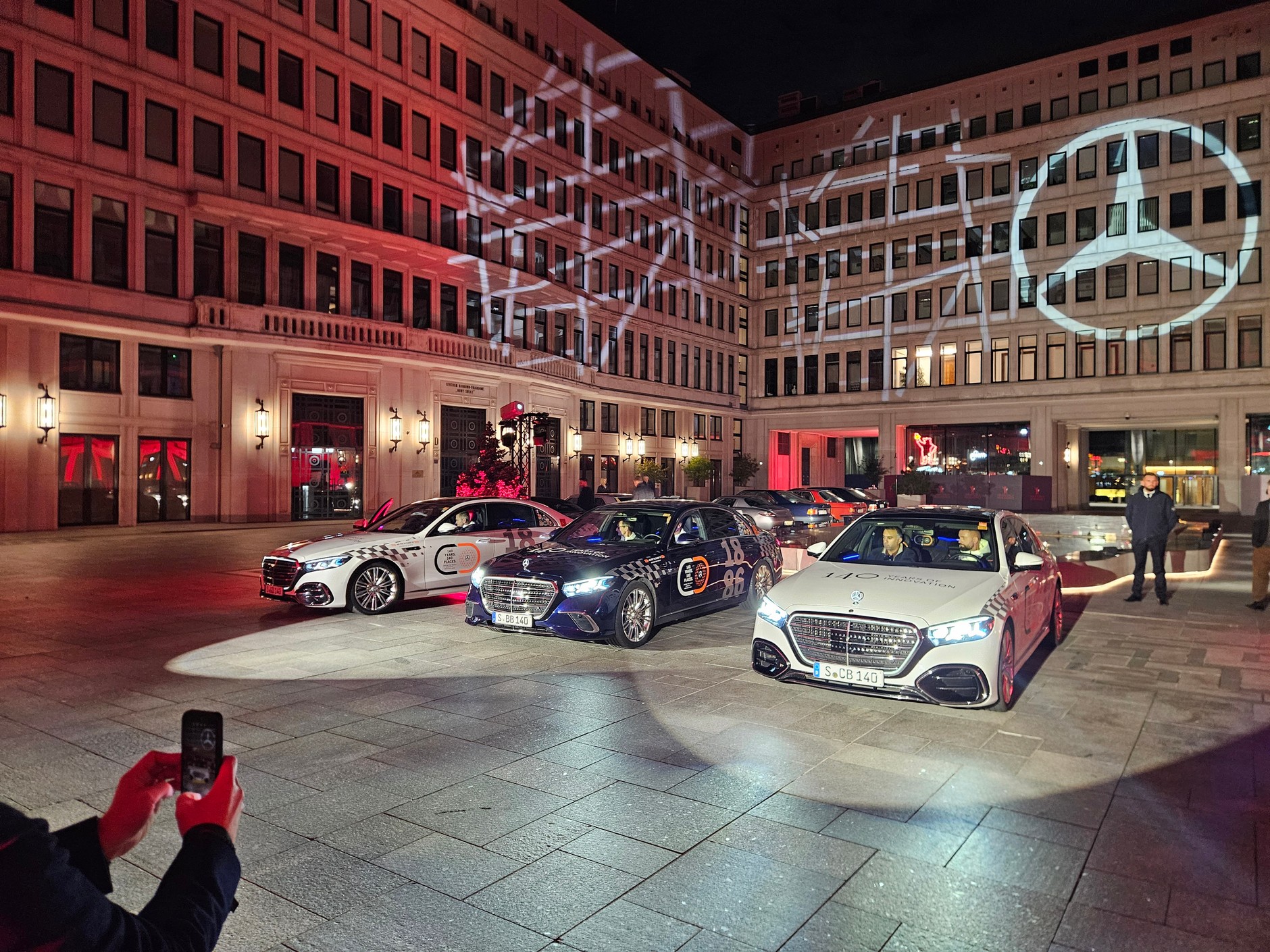 Mercedesy z konwoju „140 Years. 140 Places” w Polsce. W Warszawie na spotkanie z nowymi modelami przyjechali miłośnicy klasycznych Mercedesow. 