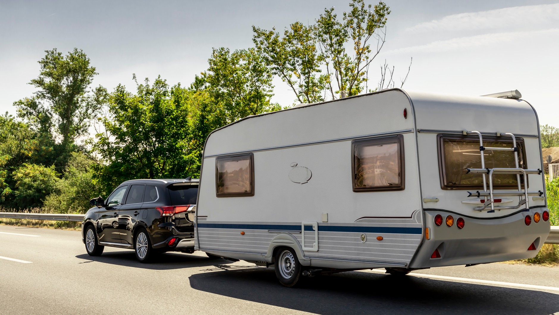 Kierowcy aut z przyczepami muszą bardziej uważać na autostradach: duży SUV i ciężka przyczepa to często zestaw o DMC wyższym niż 3500 kg. To oznacza, że na wielu drogach bezpłatnych dla osobówek, trzeba płacić jak za ciężarówkę.