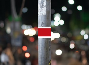 Niemcy owijają latarnie takimi paskami. To ważna informacja dla kierowców. Niewiedza kosztuje