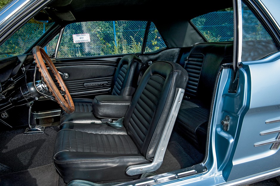 Ford Mustang Coupe 289 - galopujący klasyk