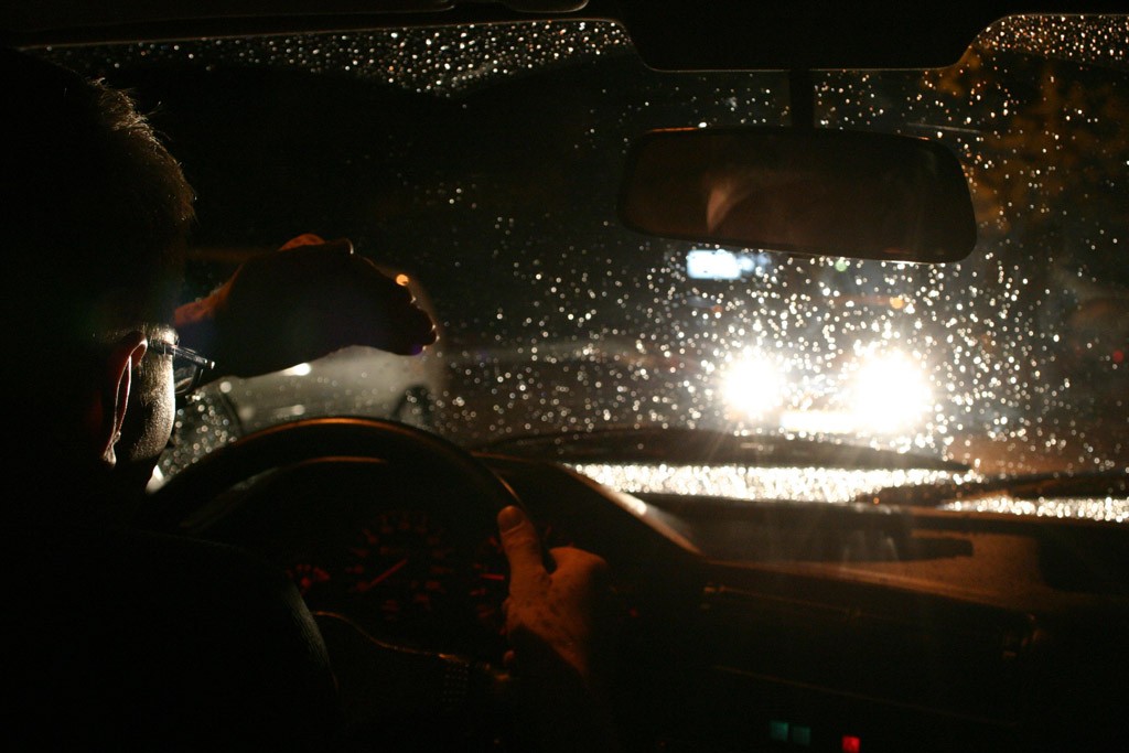 Auta, które oślepiają innych, to prawdziwa plaga na drogach