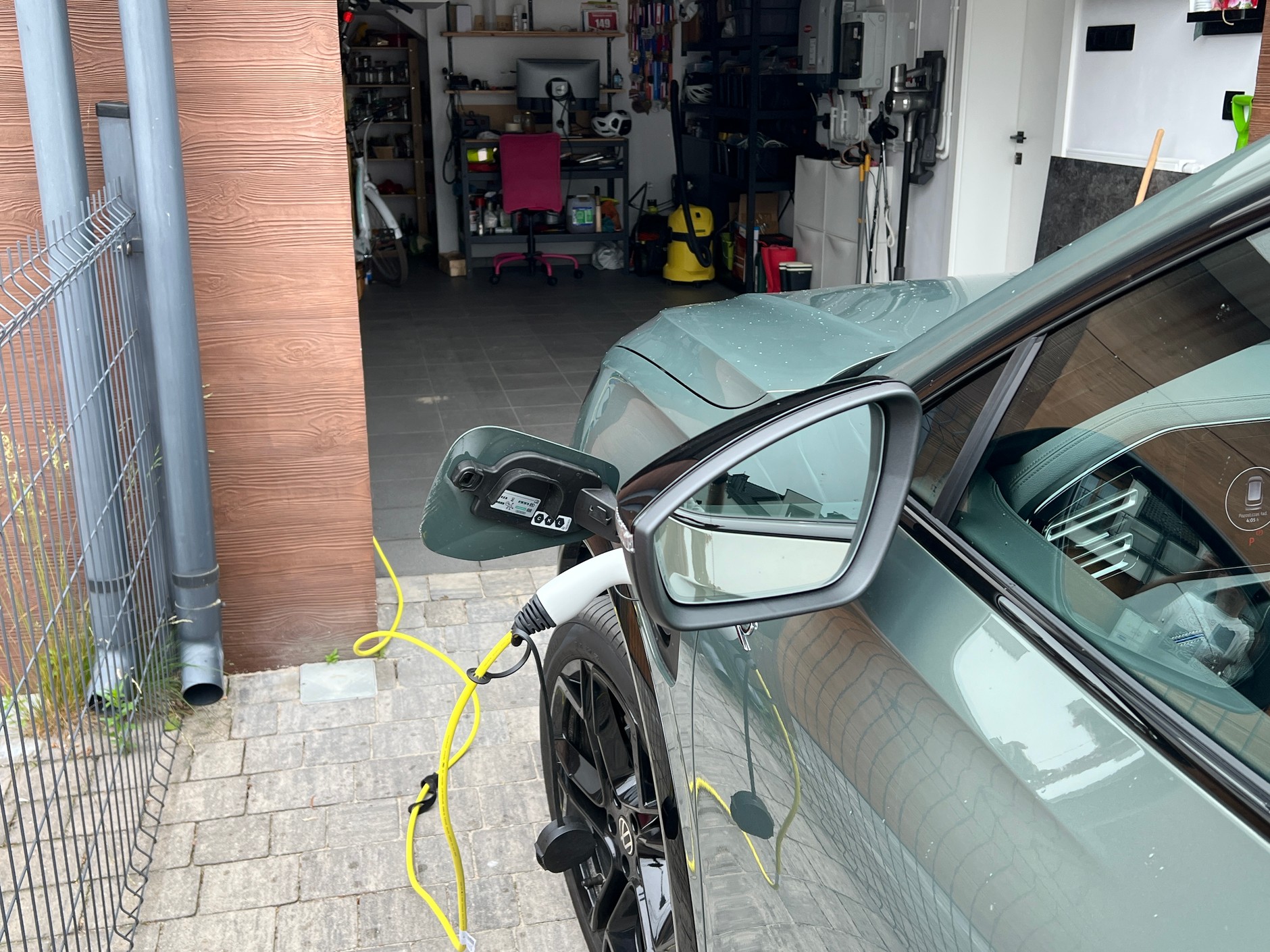 Ładowanie hybrydy plug-in przypomina ładowanie smartfona — wystarczy podłączyć kabel