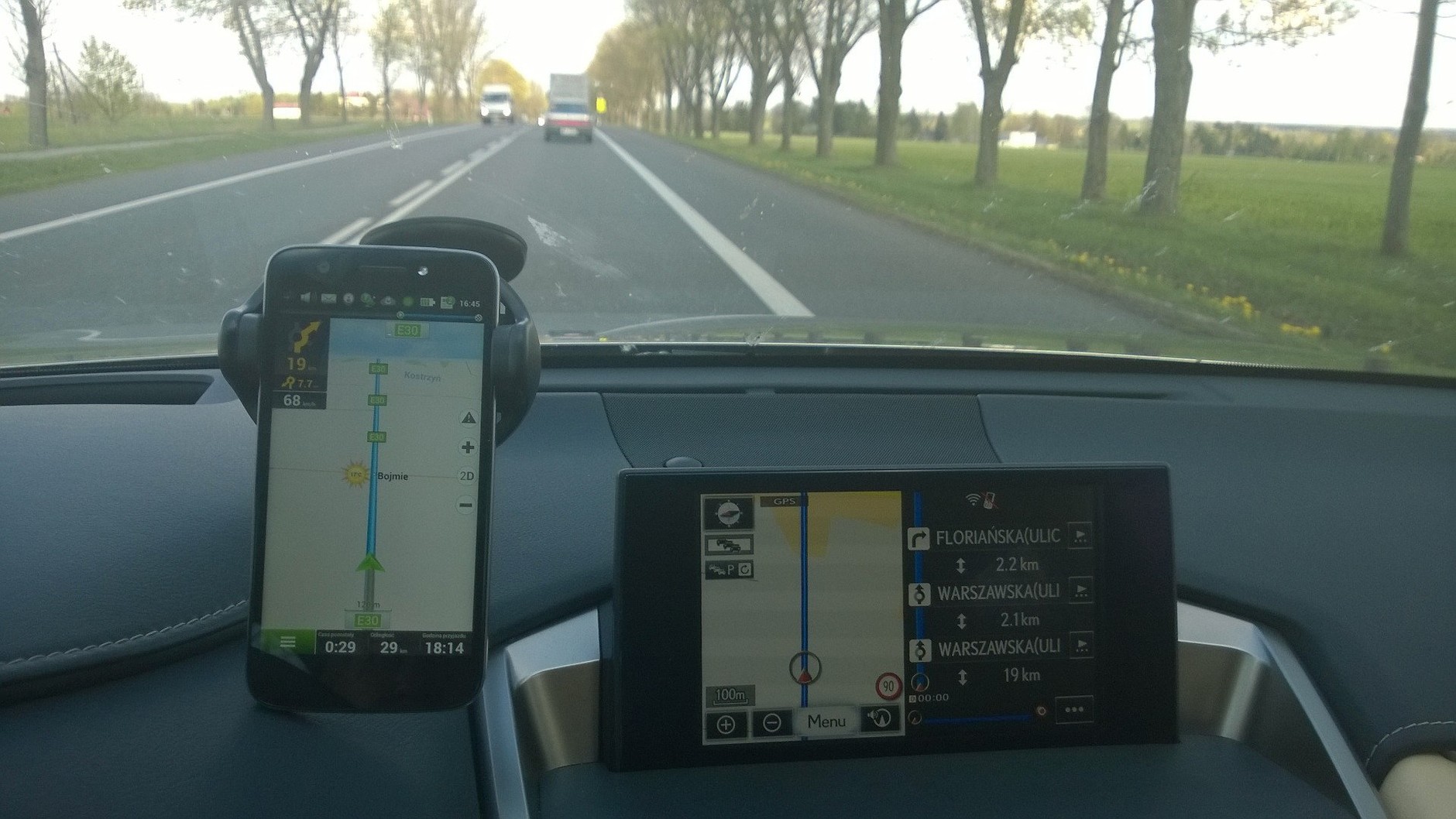 Podczas testu mieliśmy m.in. okazję porównać z fabryczną nawigacją w Lexusie NX200t. Oba zestawy prowadziły zupełnie inaczej.