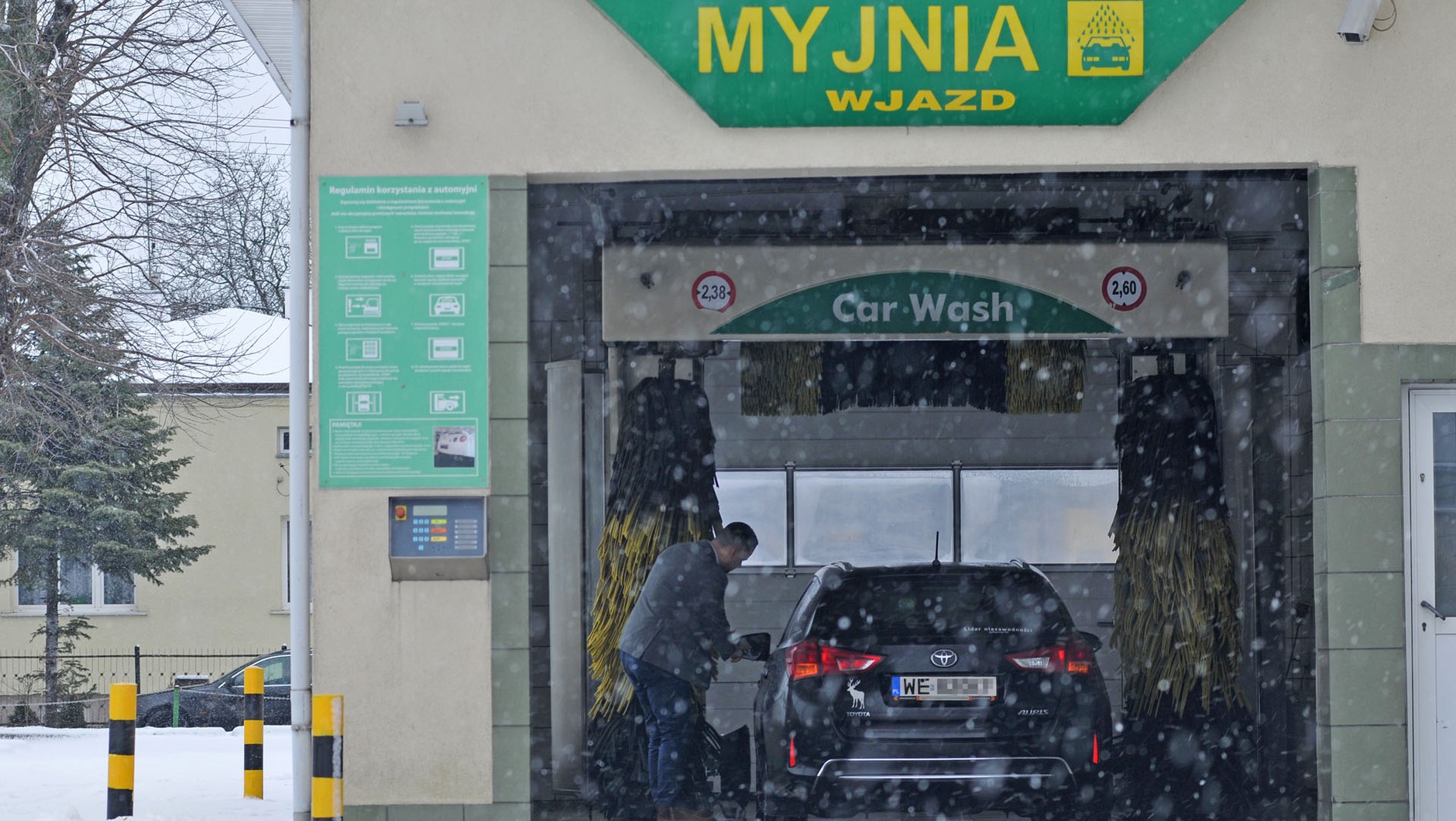 Mycie samochodu w myjni automatycznej