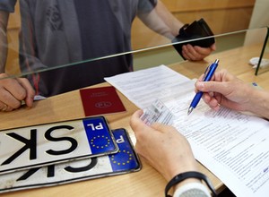 Urzędy szykują podwyżki dla kierowców. Zapłacisz więcej za nowe prawo jazdy i dowód