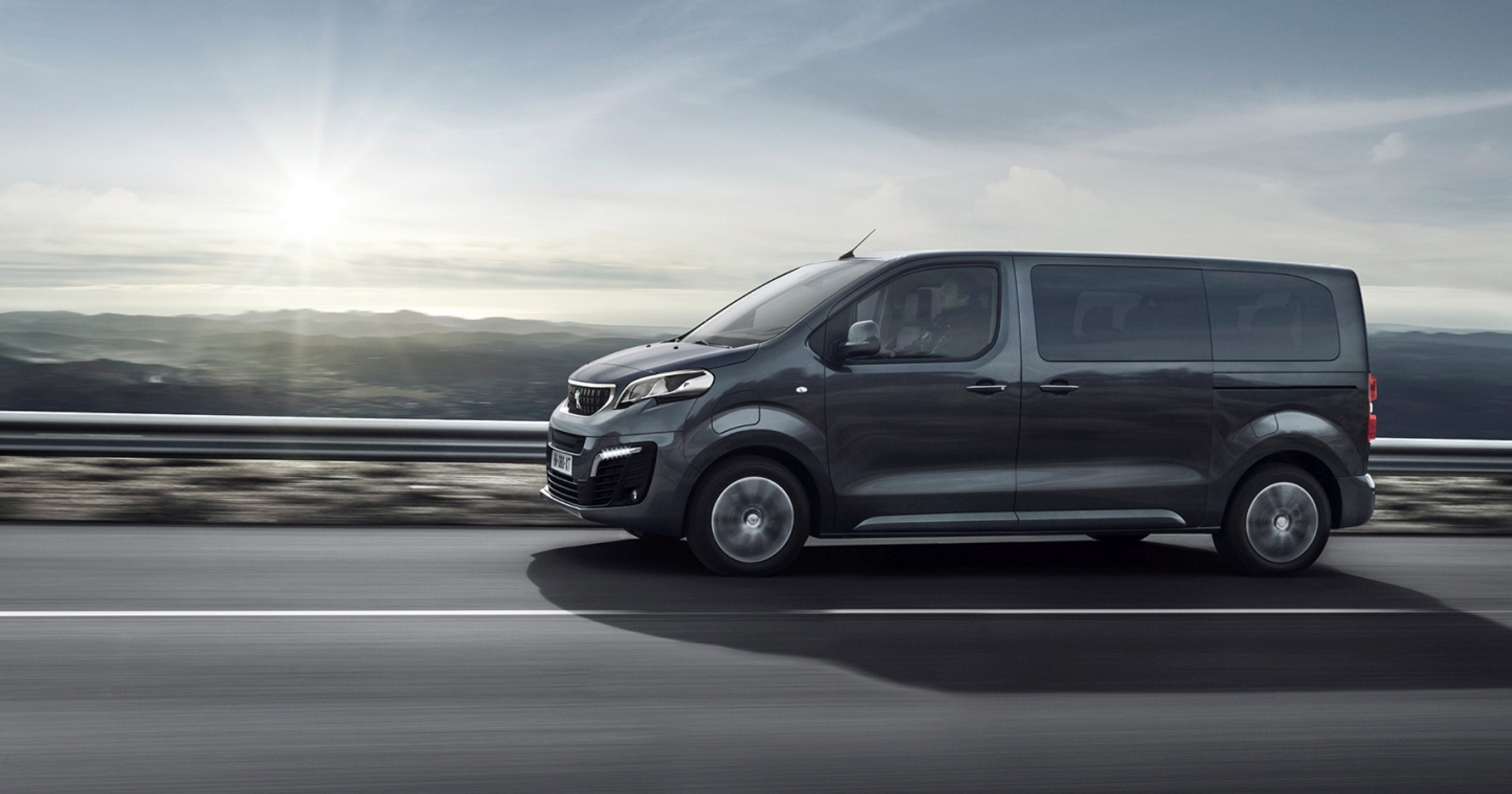 Peugeot e-Traveller - 3 długości nadwozia, 2 wersje baterii oraz wiele opcji konfiguracji wnętrza (od 5 do 9 miejsc siedzących)