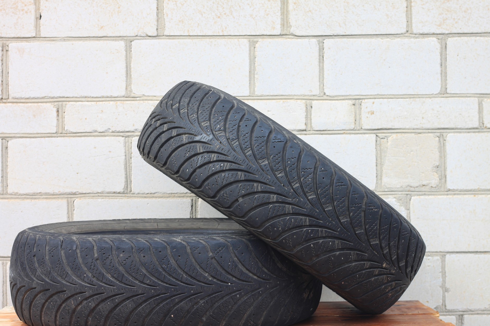 W całej sprawie chodziło o 82 zużyte opony, które można było zutylizować lub oddać na inne cele. Pan Sławomir oddał je, by umocnić brzeg w parku... ekologicznym. Urzędnicy uznali, że to wcale nie jest ekologiczne