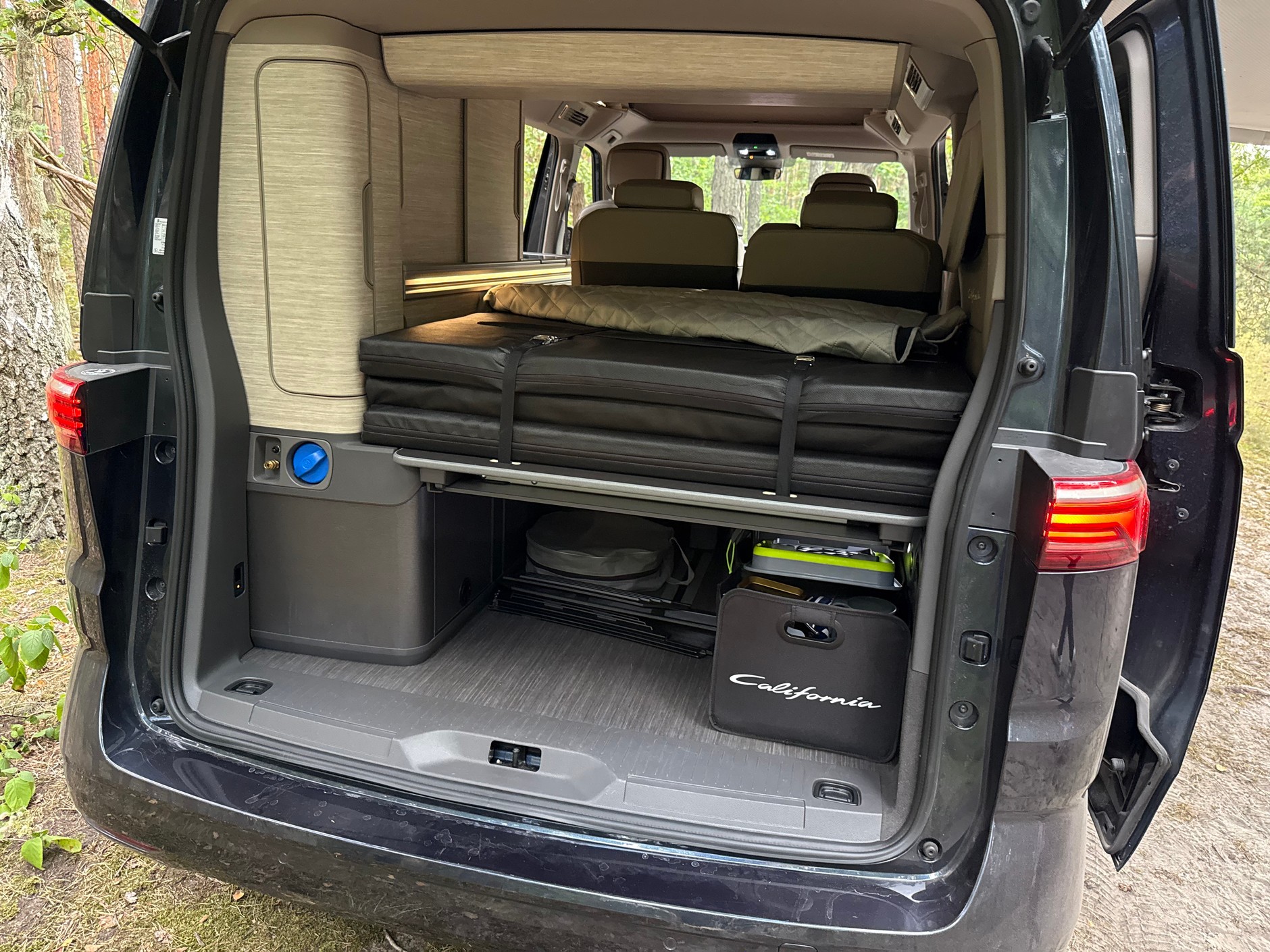 Volkswagen California Ocean: na duże bagaże niewiele jest miejsca. Tylna część samochodu służy do przechowywania wyposażenia kempingowego, rzeczy wspólnych