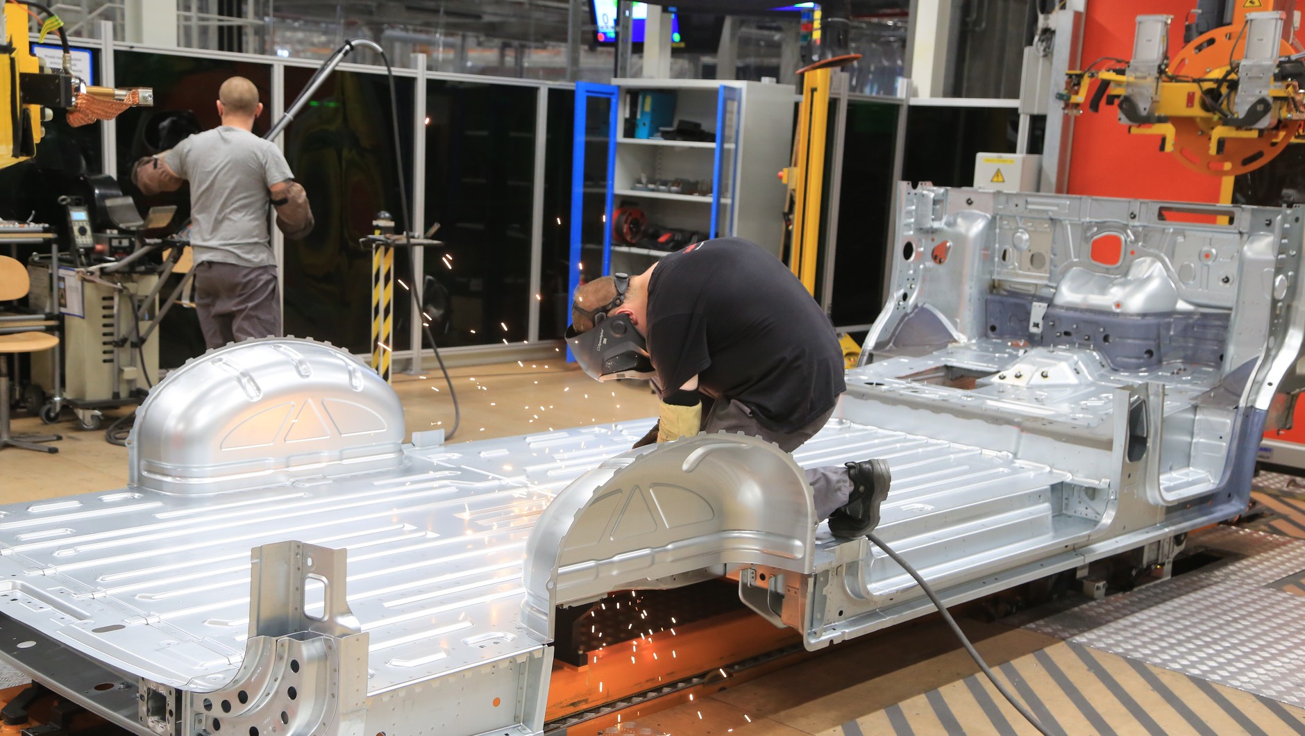 Fabryka Volkswagena we Wrześni: etapy produkcji Craftera na spawalni