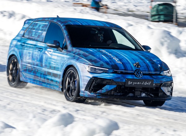 Widziałem Volkswagena Golfa R po liftingu w kamuflażu. Jeździł po lodowym torze
