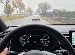 Wystarczy deszcz i auto głupieje. Tysiące samochodów ma ten problem
