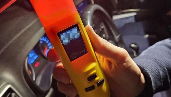 Policjanci zatrzymali pijanego kierowcę. To był dopiero początek kłopotów