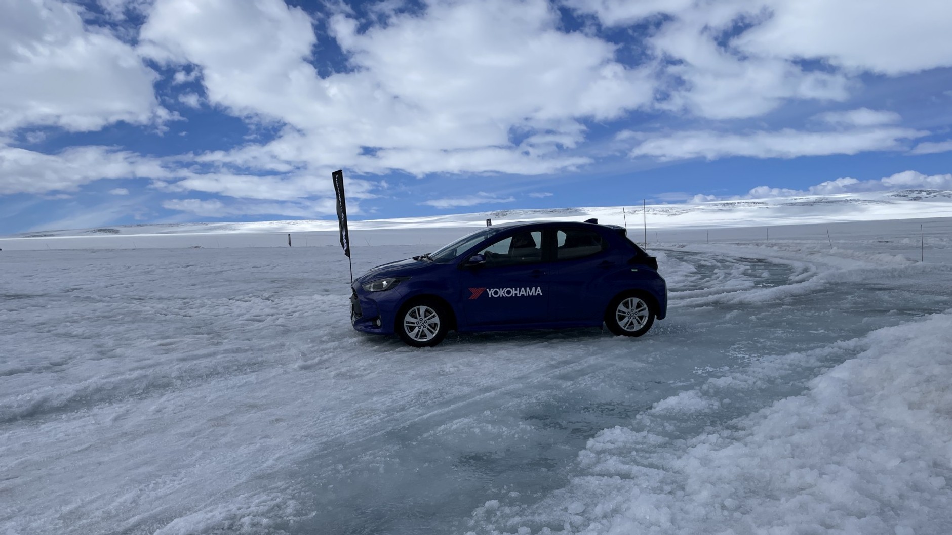 Toyota Yaris z oponami całorocznymi Yokohama BluEarth-AllSeason2