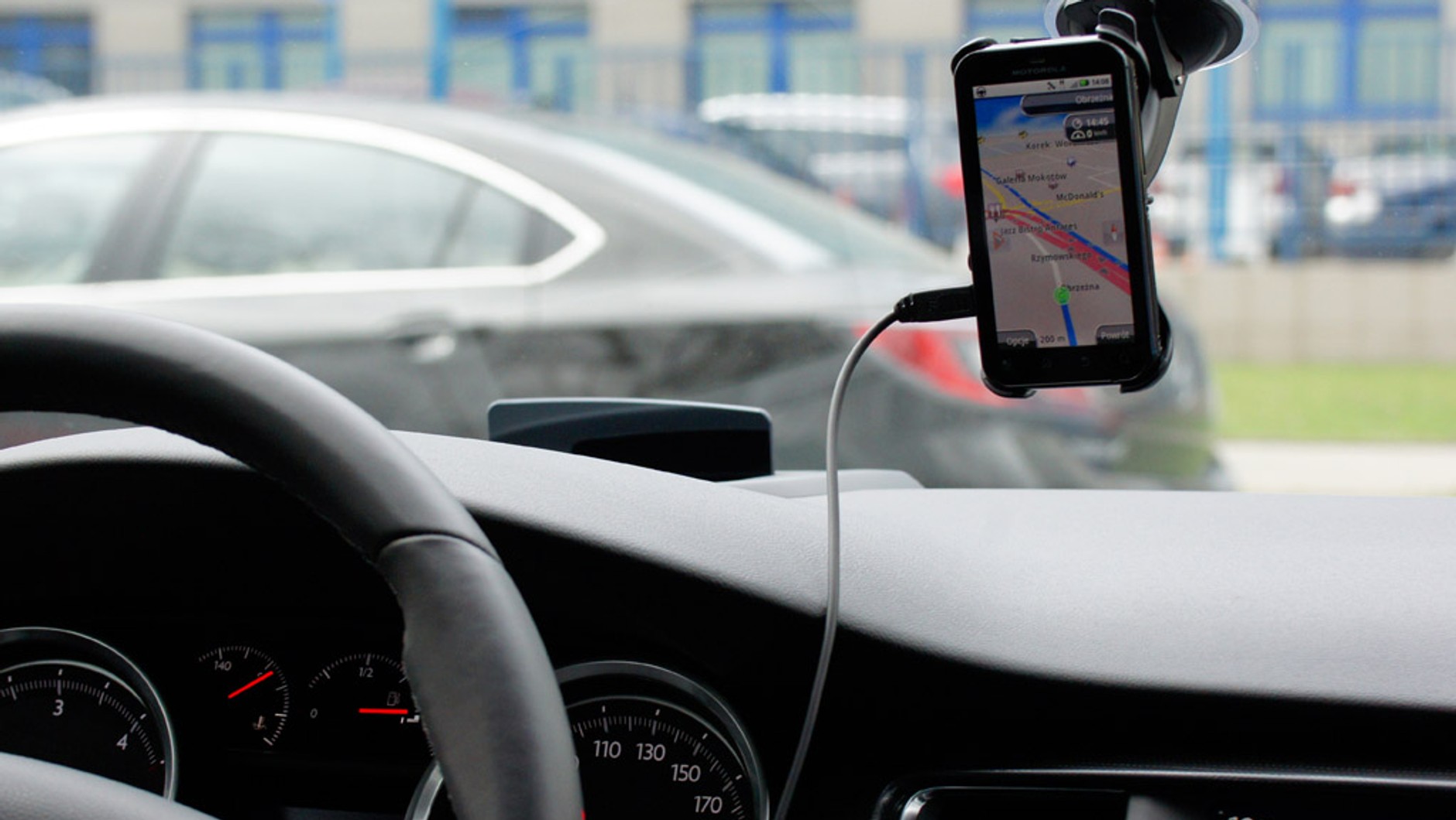 Hiszpania: można używać smartfona do nawigacji, ale... nie wolno go dotykać, nawet jeśli jest zamocowany w uchwycie