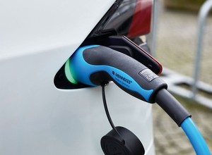 Czy drogi prąd "zabije" auta elektryczne?