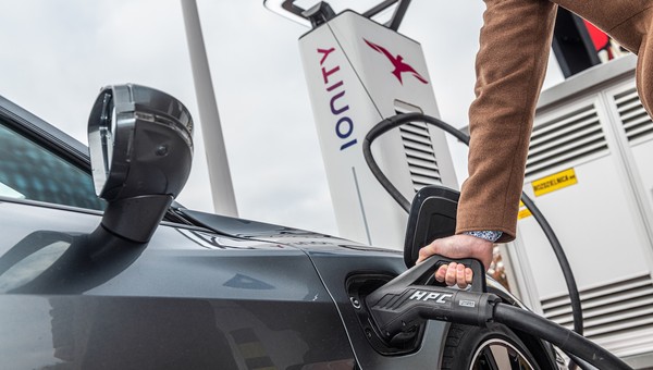 Niemcy biją na alarm: nie ma gdzie ładować aut elektrycznych
