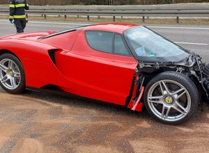 Ferrari Enzo rozbite na niemieckiej autostradzie. Prawdopodobnie nie prowadził właściciel