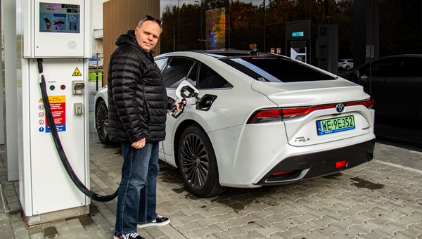 Jeździłem w Polsce Toyotą Mirai na wodór. Tak się ją tankuje