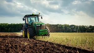 Traktor dla wiceministra to "droga zabawka". Przepłacony prezent