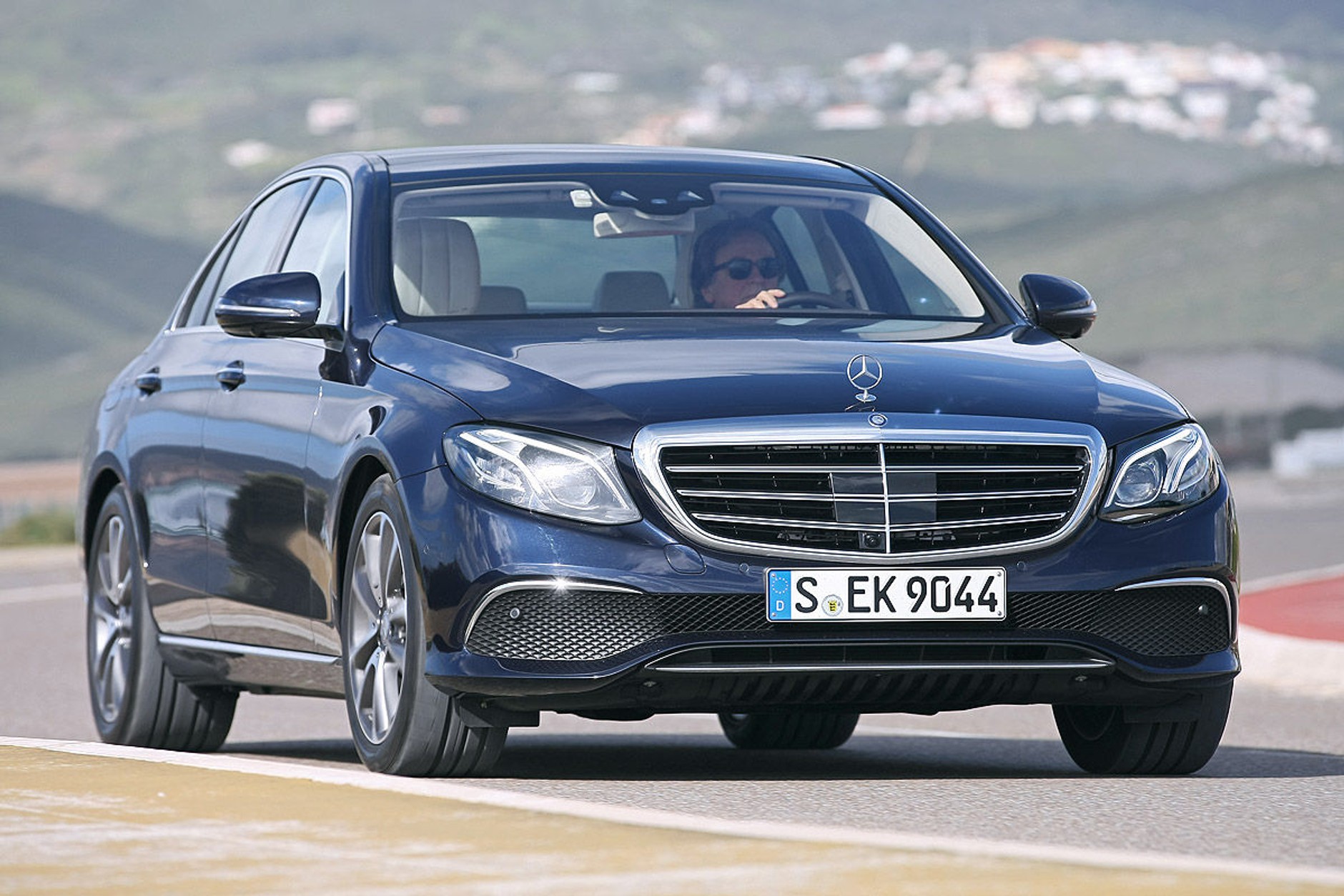 Mercedes klasy E kontra BMW serii 5 - co będzie nową siłą przewodnią?