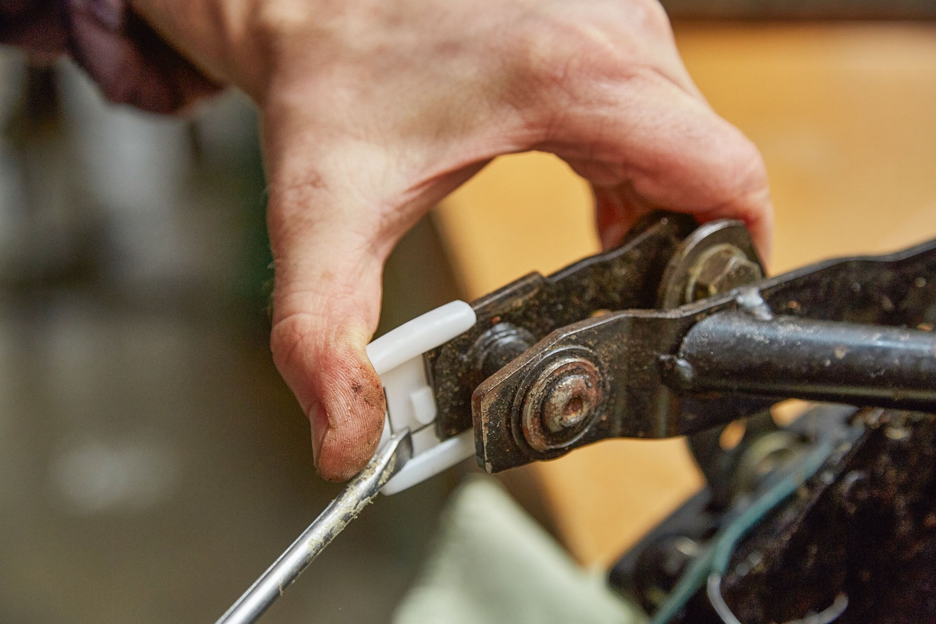 Jak samodzielnie naprawić zniszczoną tapicerkę?