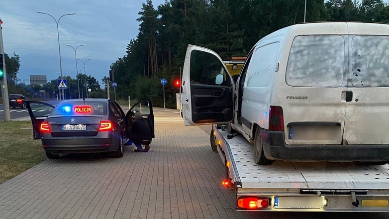 Policjanci myśleli, że kierowca jest pijany, a problemy z opanowaniem auta wynikały z fatalnego stanu technicznego pojazdu