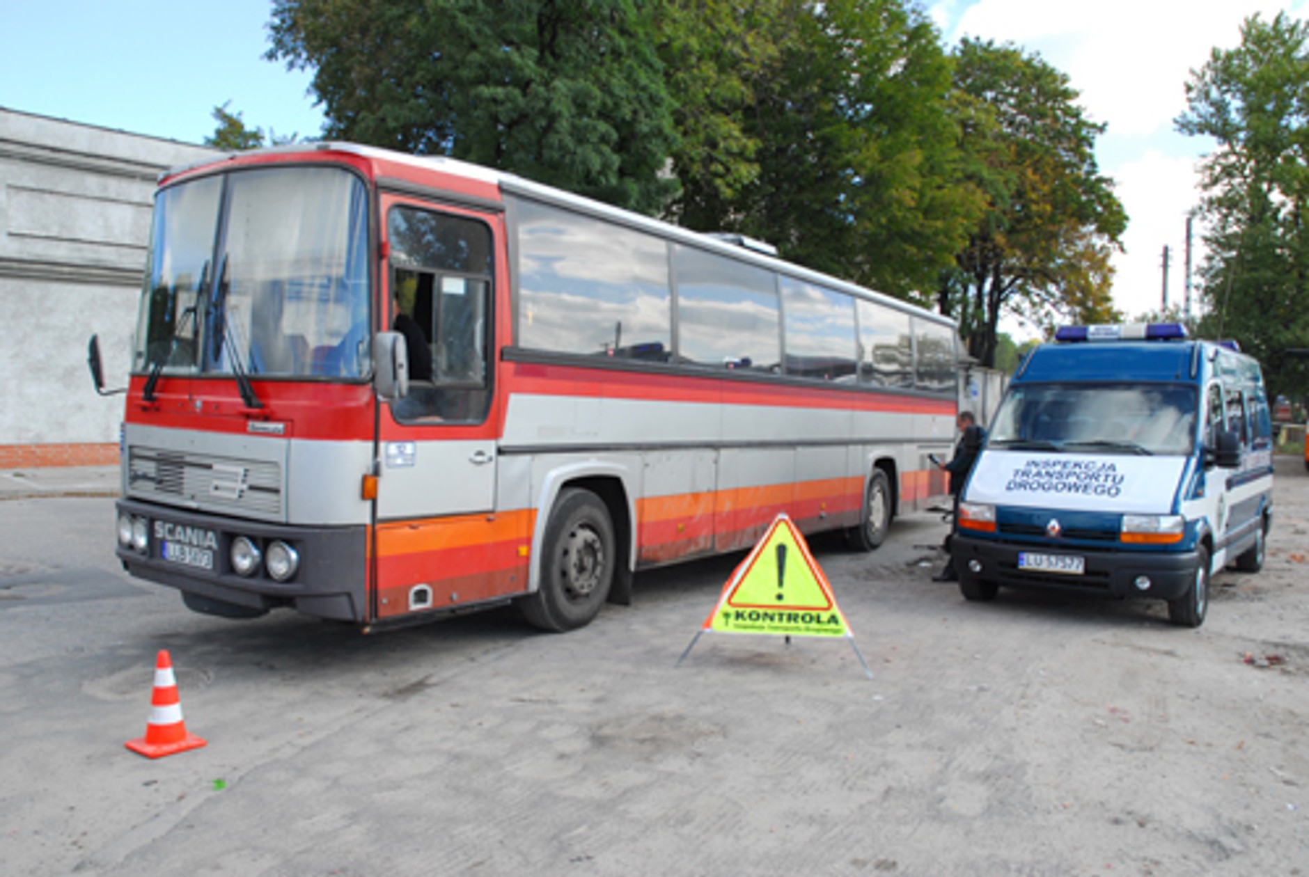 Autobusy w kłębach dymu