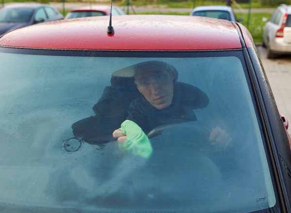 Tak pozbędziesz się zaparowanych szyb w samochodzie. Działa prosta domowa sztuczka