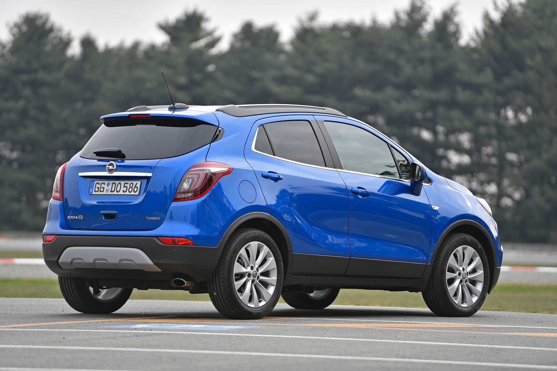 Skoda Karoq kontra Opel Mokka X - który kompaktowy SUV będzie lepszym wyborem?