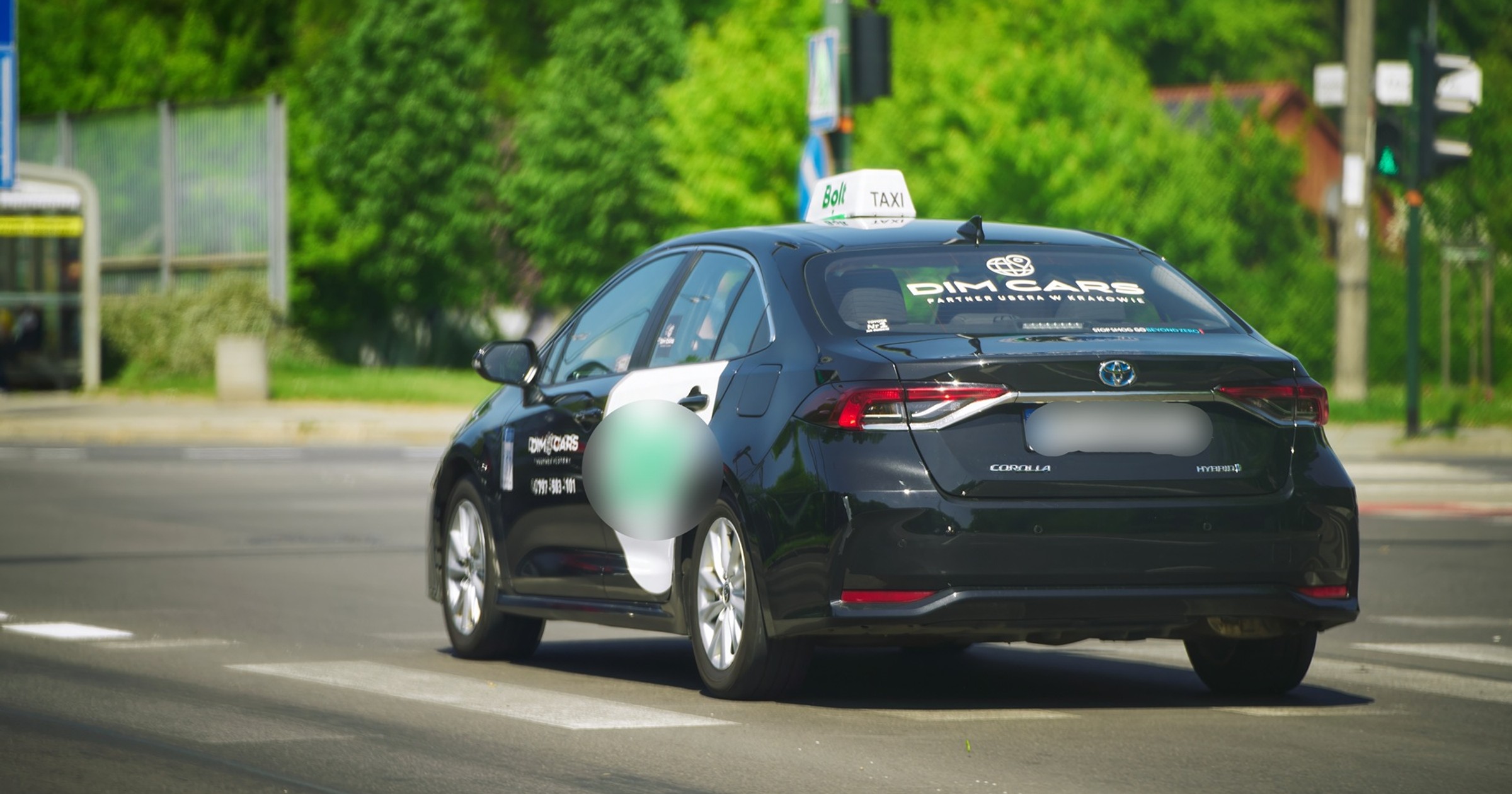 Taksówka firmy Bolt podczas kursu w Warszawie