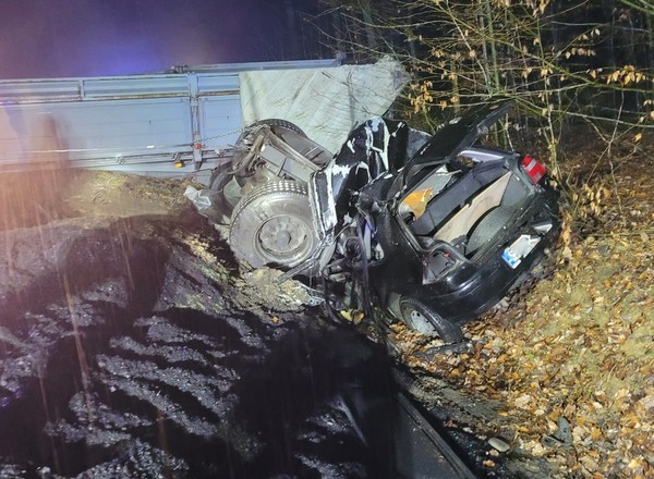 Przyczepa z miałem uderzyła i przygniotła auto osobowe. Pasażerowie byli bez szans