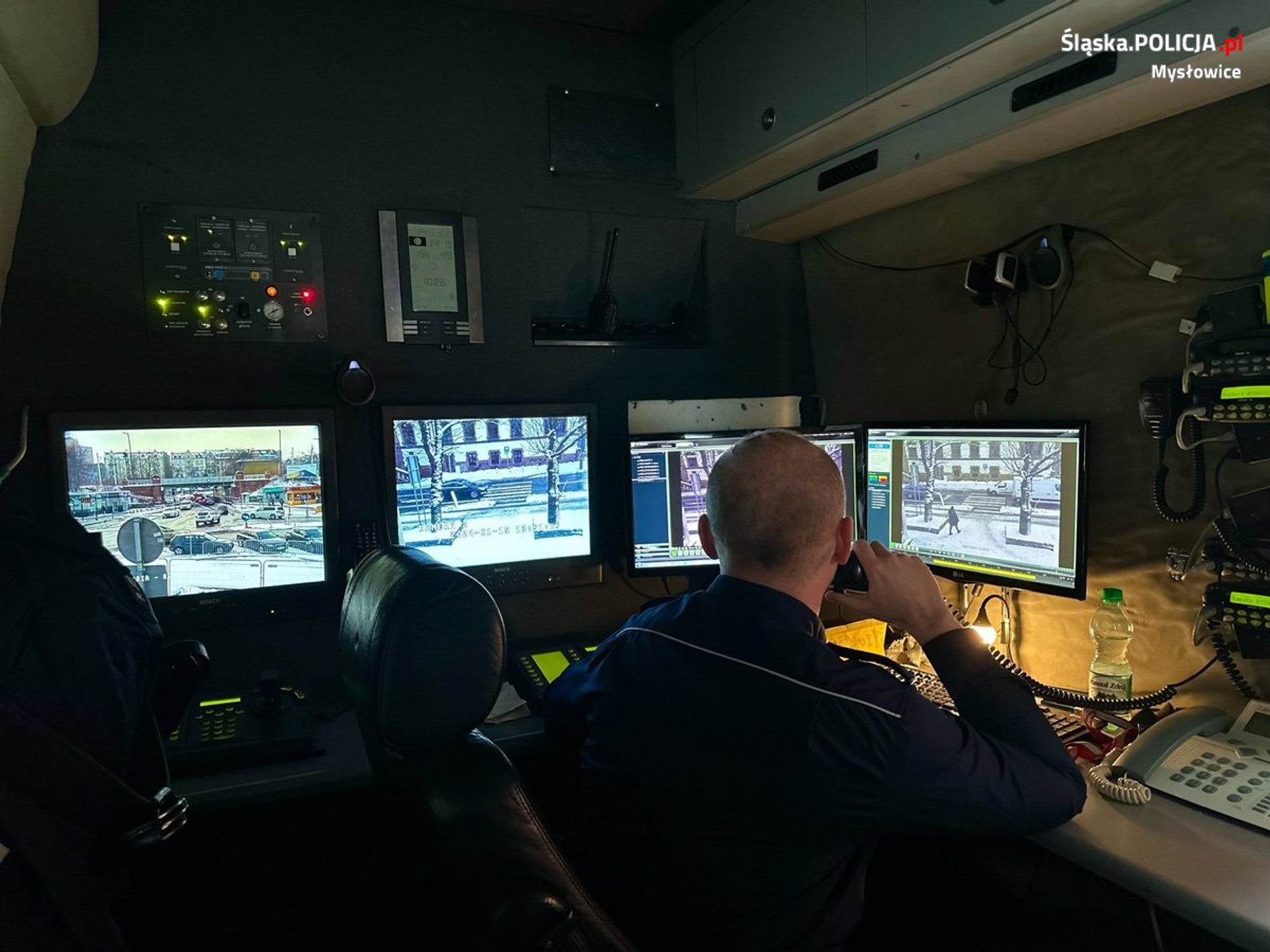 Podczas akcji "Bezpieczny pieszy" policjanci skorzystali z Ruchomego Stanowiska Dowodzenia