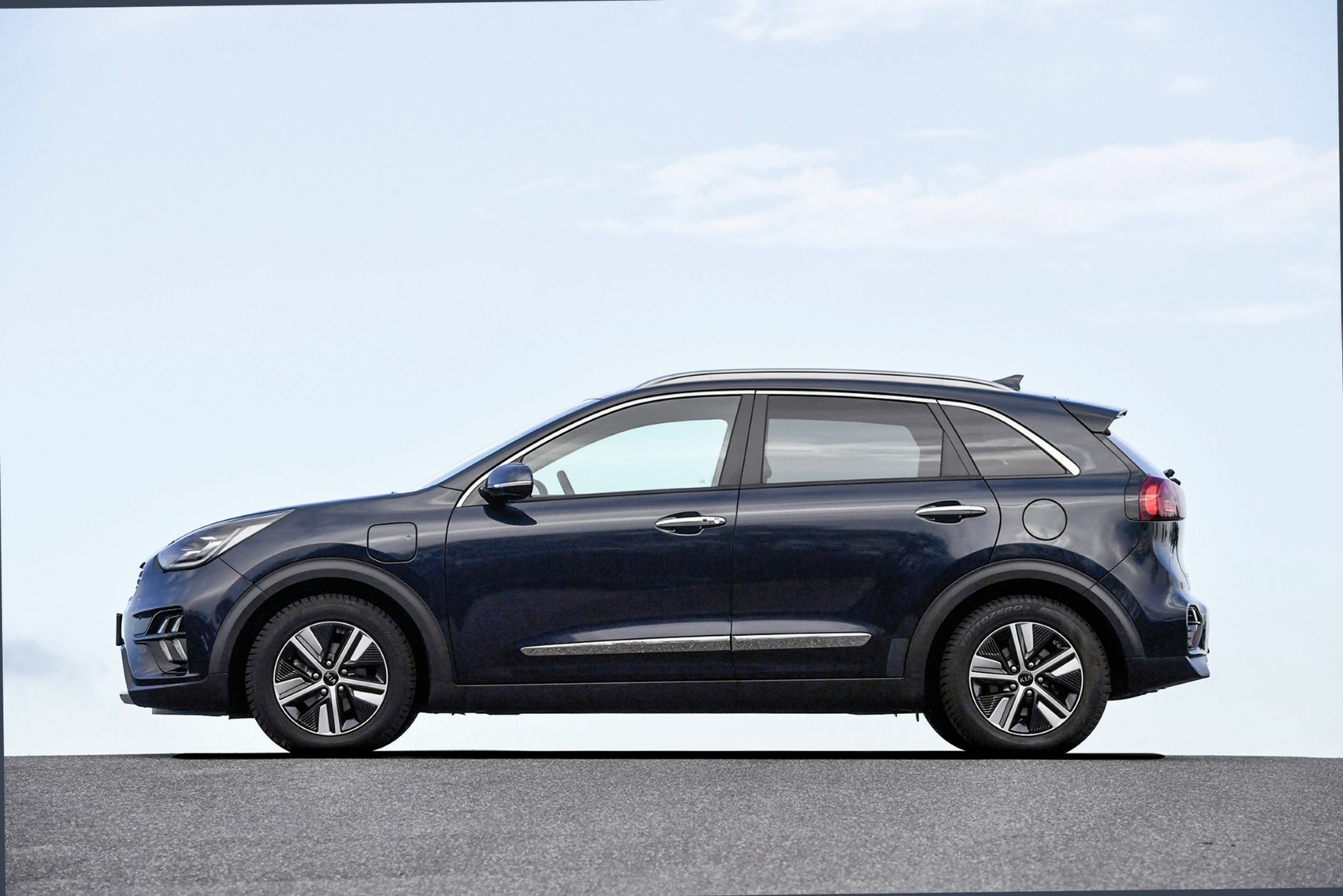 Dwie hybrydy ładowane z gniazdka: Kia Niro i Renault Captur