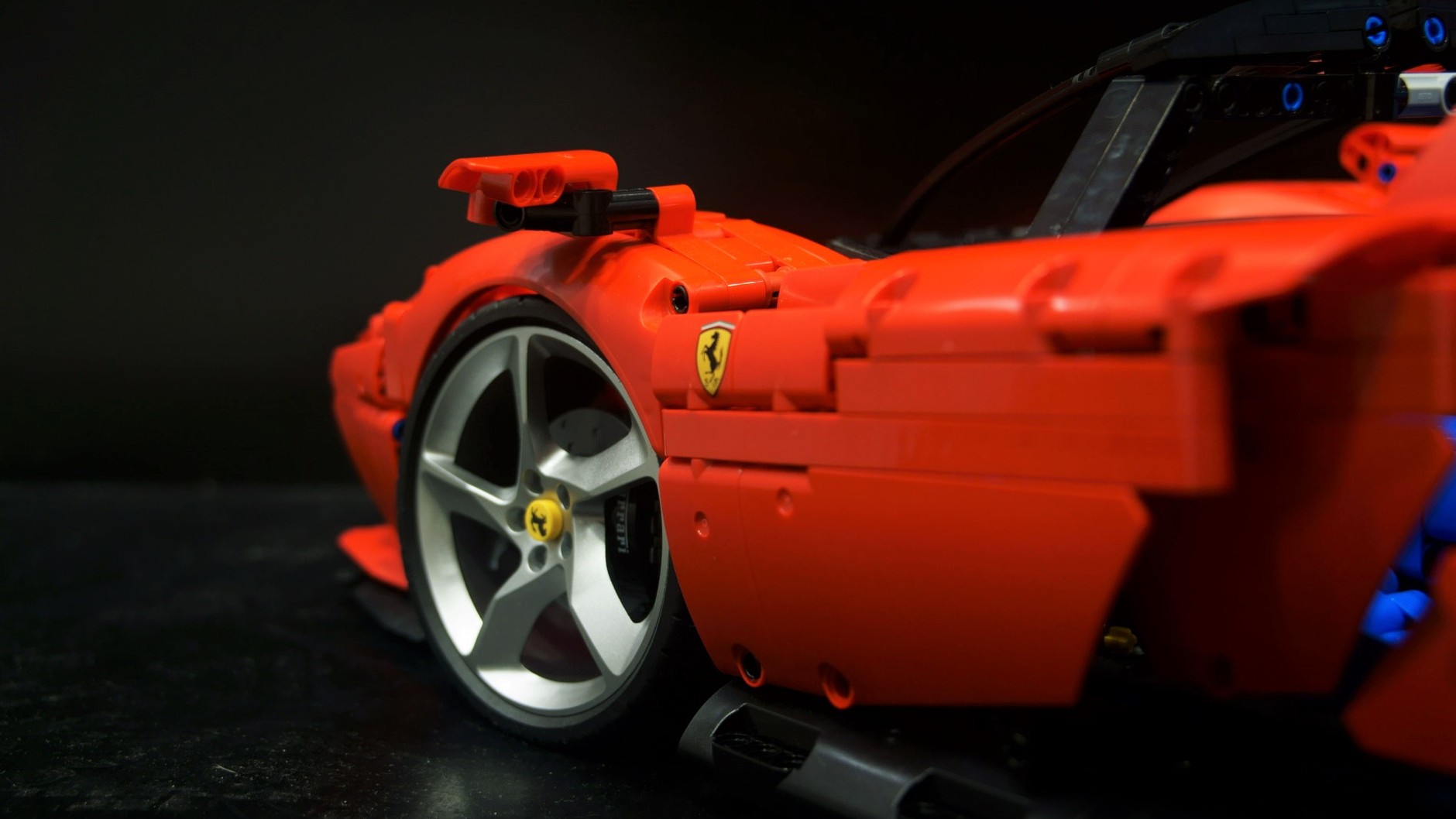 Ferrari Daytona SP3 w skali 1:8 z klocków LEGO