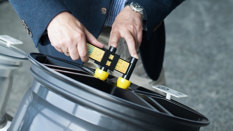 Mierzenie rozstawu śrub