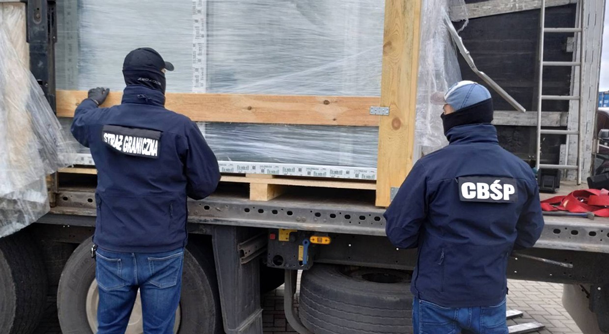 Straż Graniczna użyła skanera RTG. Pomiędzy słoikami i elementami okien było coś jeszcze