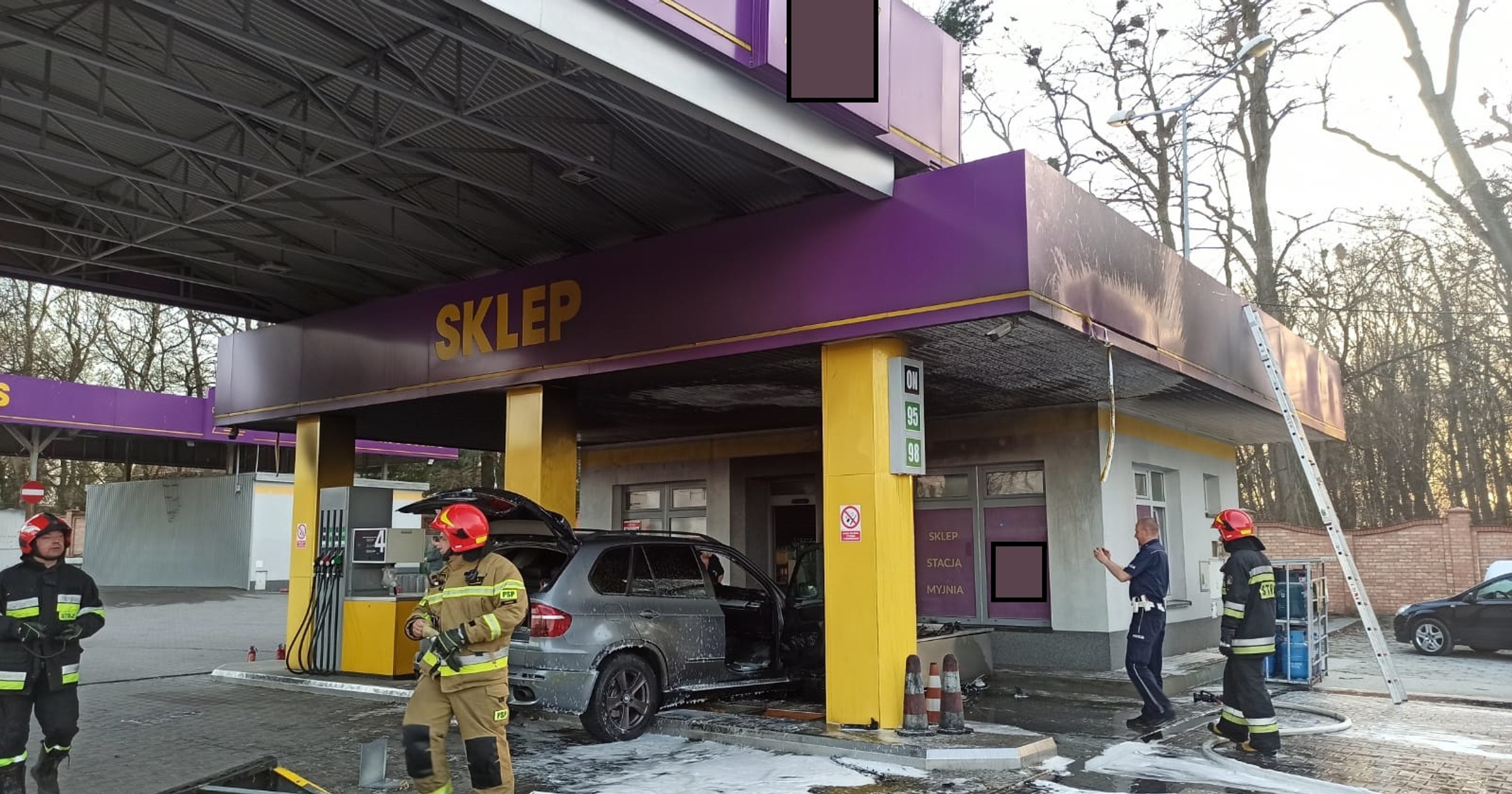 BMW staranowało stację paliw w Tarnowie