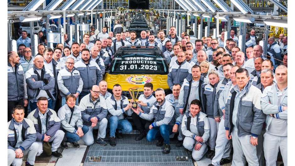 Pracownicy fabryki w Tychach świętują rozpoczęcie produkcji  modelu Jeep Avenger – czy teraz będą świętować olbrzymie premie?
