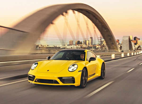 Porsche 911 Carrera T - mniej masy to więcej frajdy
