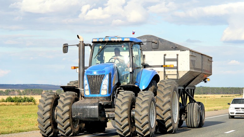 Wyjaśniamy, czy jazda ciągnikiem po chodniku jest dozwolona